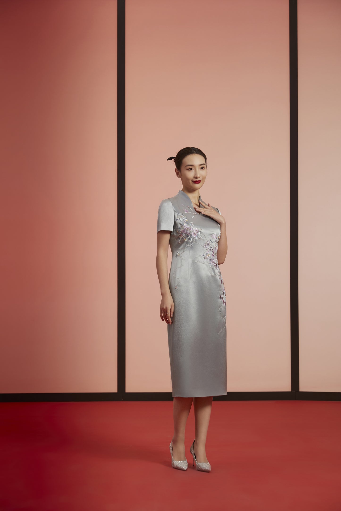 Ethereal Elegance: Silk Floral Qipao-Silcer Gray