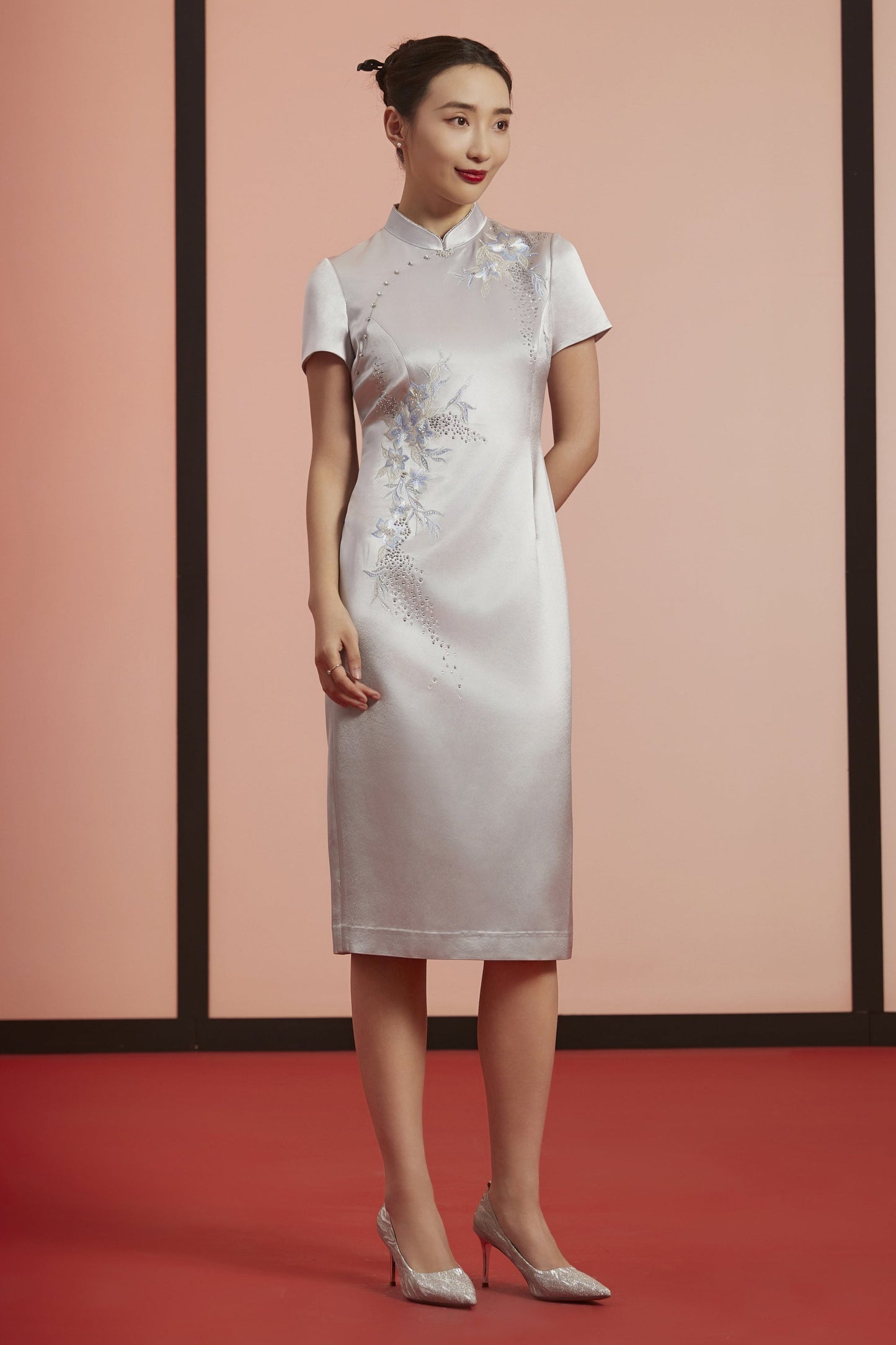 Enchanted Elegance: The Blossom Qipao-Silver gray